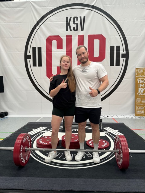 Athlet:innen und Coach Leon beim Wettkampf