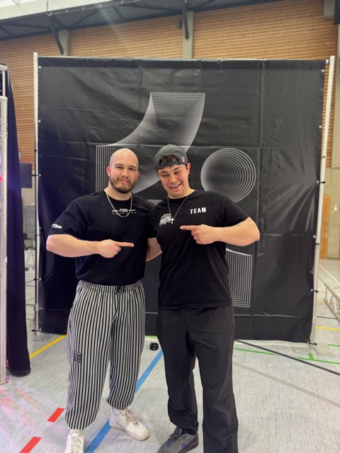 Athlet:innen und Coach Leon beim Wettkampf